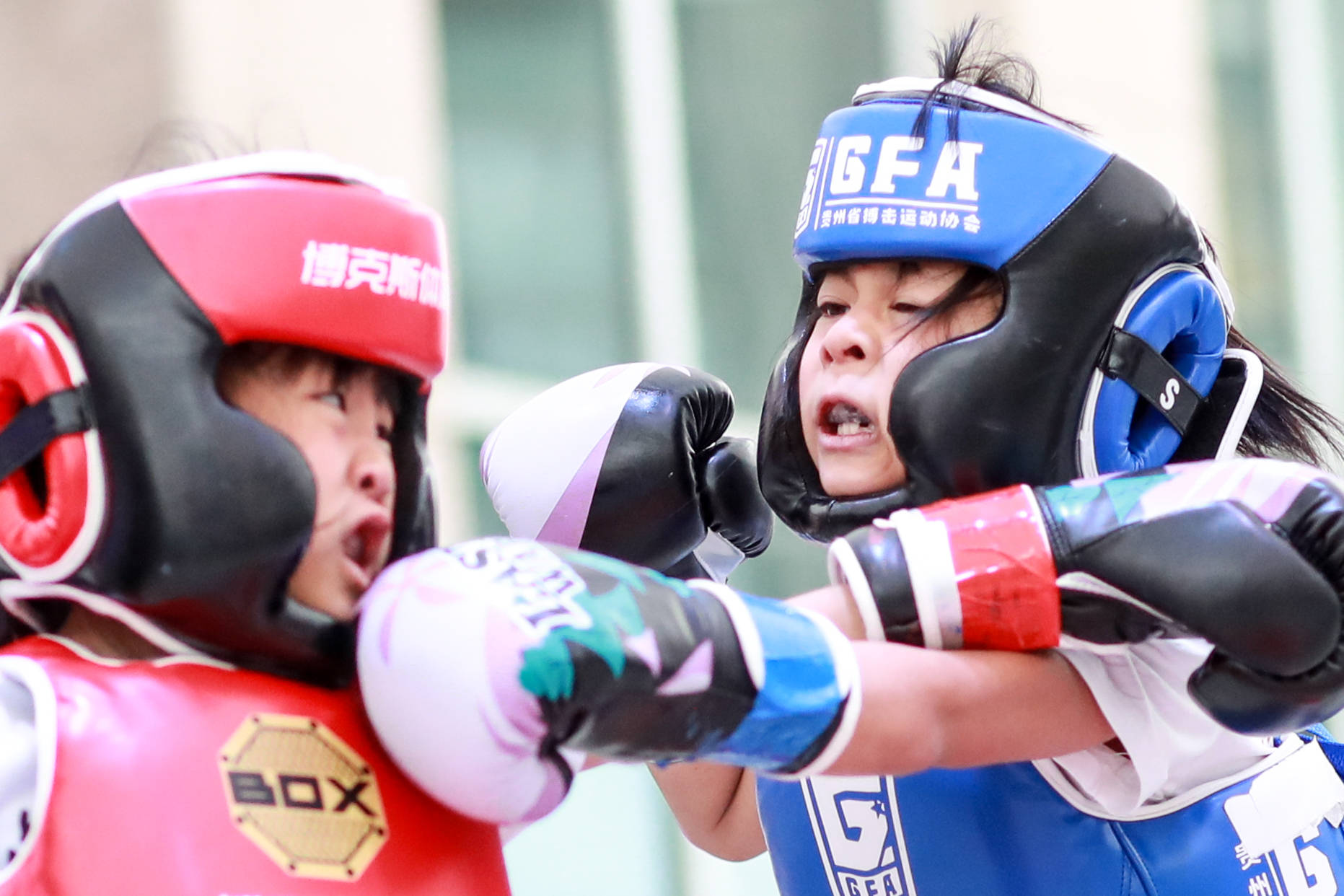 周詩雅(左)與嶺狼武館隊選手王清雨湘在女子兒童b組21公斤級比賽中