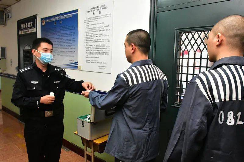 "天津市监狱警察刘国越熟练操控着监控系统,在什么时间重点盯控哪个