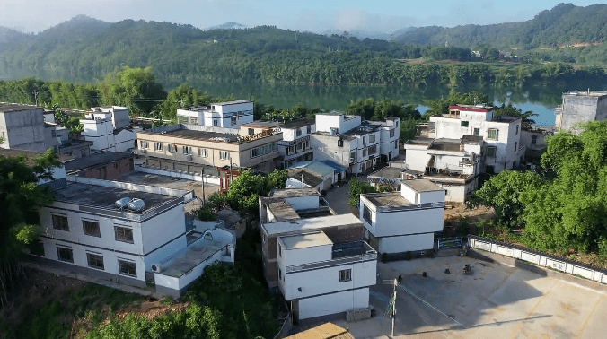 文明创建走乡镇封开这个地方大力实施乡村振兴战略它的变化让人刮目相