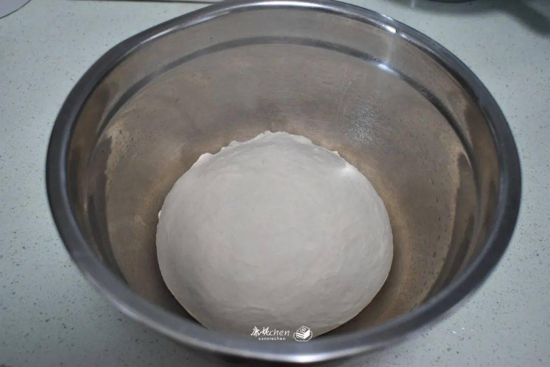 草稿面粉加水一拌一揉做面包,麦香味浓郁有弹性,早餐吃它营养能量足