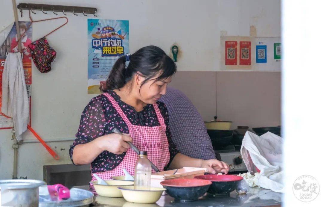 老板娘相当开心地告诉我们说,不少毕业多年的机电学校学生还专程回来