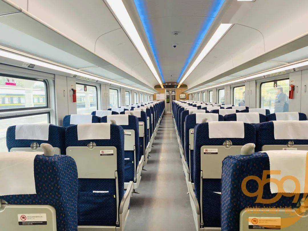 此列动车共设有8节车厢,可容纳720人乘坐,一等座车厢为1节,二等座车厢