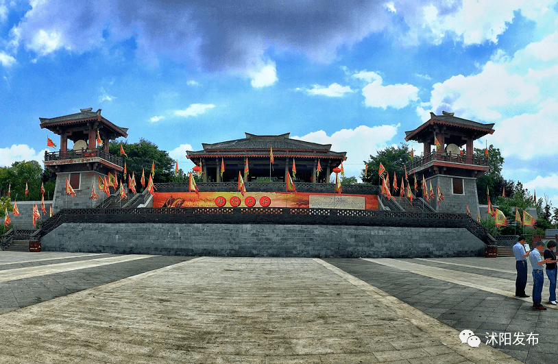 金秋的韩山公园,带给游客另一种惊喜,除了可以畅游点将台,朝晖台,兵仙