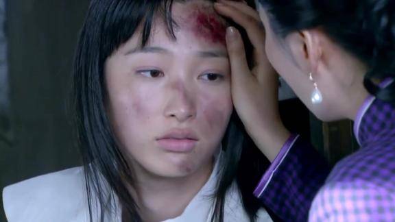 狐影女傻子偷听女鬼子对话被发现没想女鬼子太狠往伤口下手