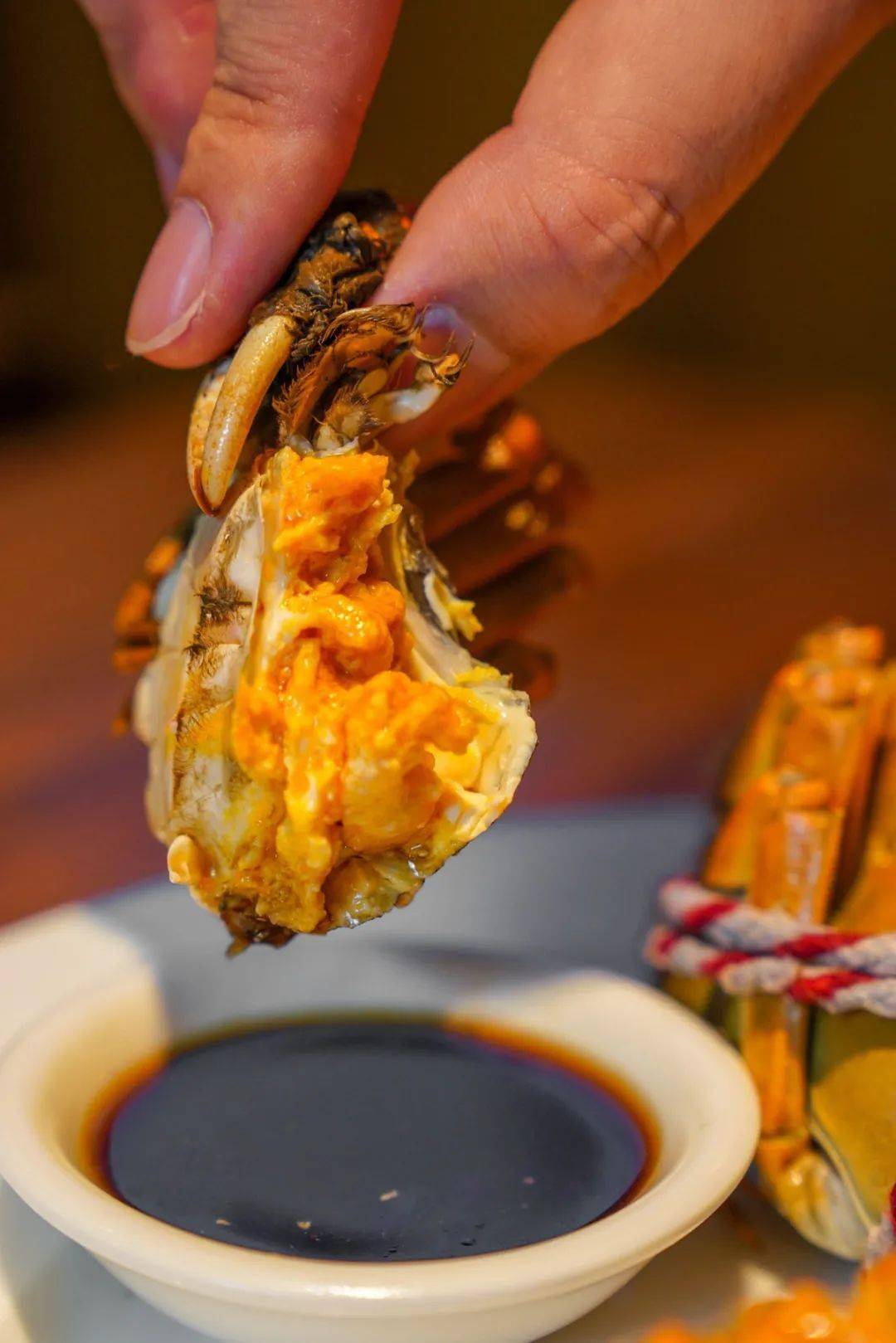 蘸上一点百搭的姜醋汁,能够品出蟹黄的鲜美,蟹膏的鲜香,蟹肉的鲜甜