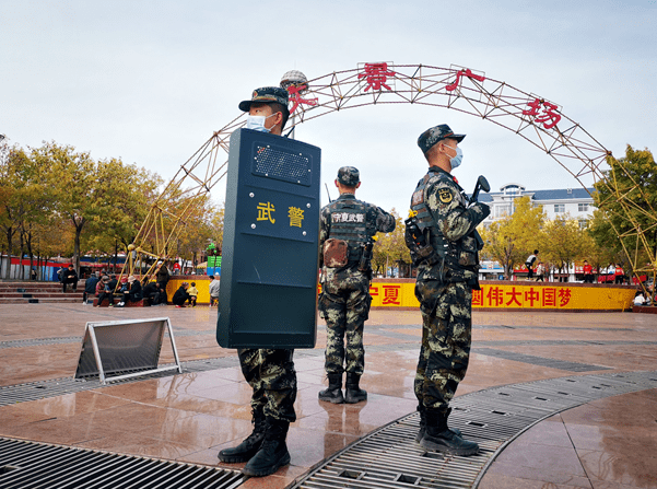 你在哪?我在武警站岗这儿……"在人们
