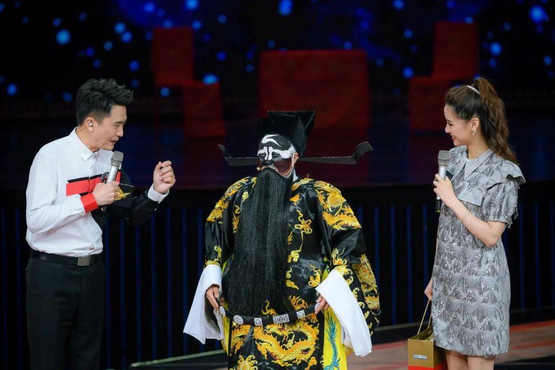 梦硬功夫彰显成家班多元化要求成家班-龙韵武艺团黄金名单不见不散!