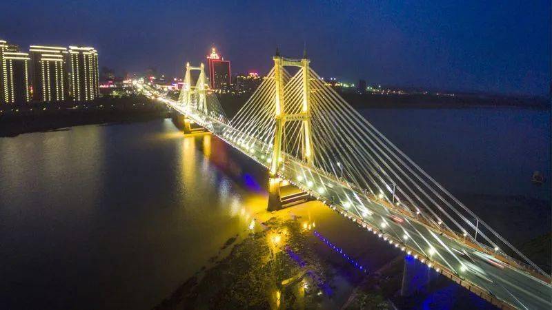 淮上夜景淮河两岸,从曾经的低矮平房到现在的高楼林立,从拥堵不堪