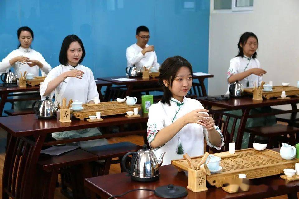 聘请专业茶艺师从茶桌文化中对坐姿,站姿,行礼,品茶等基本茶艺礼仪