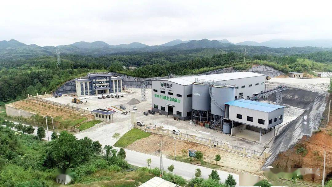 走入界牌陶瓷工业园创业大道,是正在紧张建设的湖南将军新型建材项目