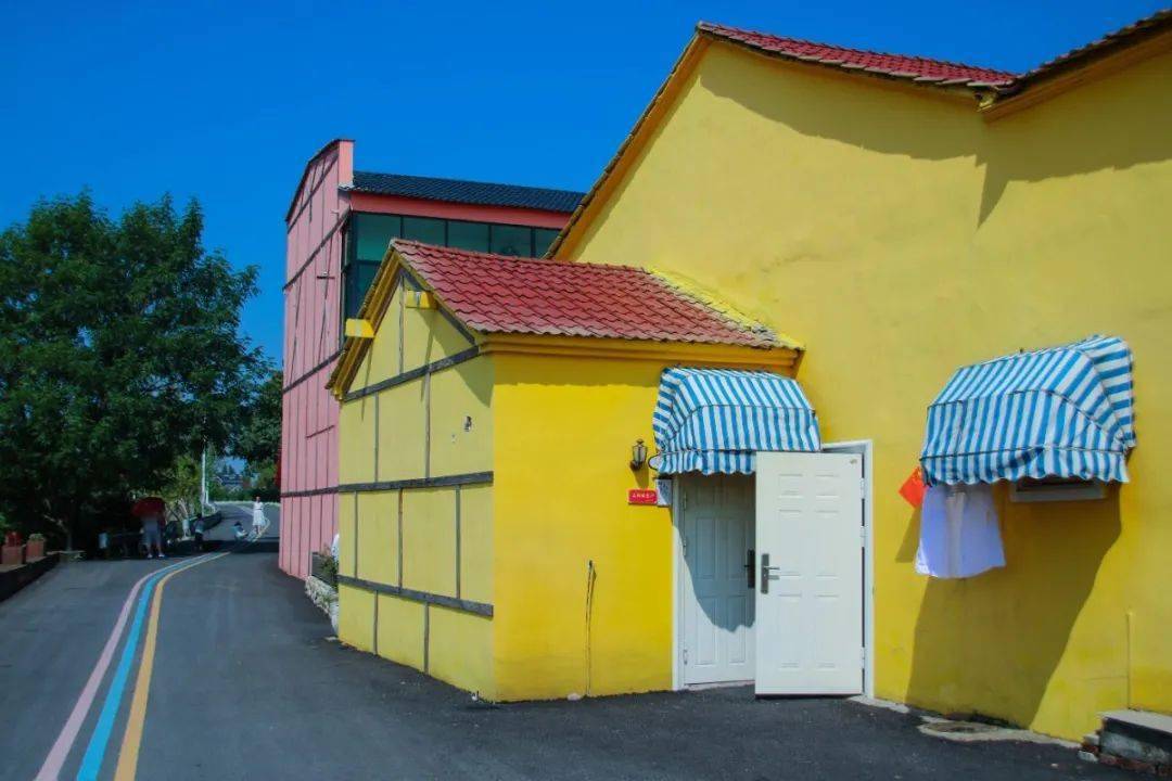 品当地最传统的美食,30多家市级非遗产品,更有网红彩虹小镇等你来打卡