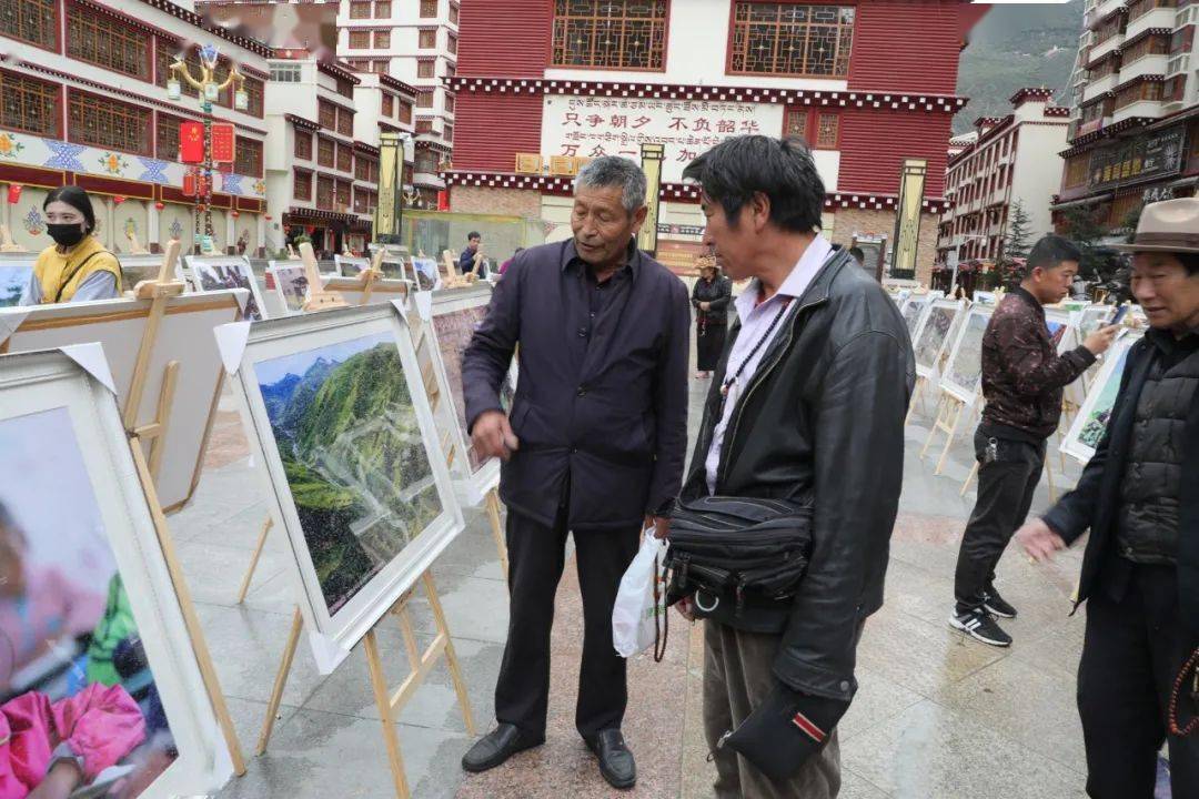 四川甘孜藏族自治州白玉县举办决战决胜脱贫攻坚摄影图片展