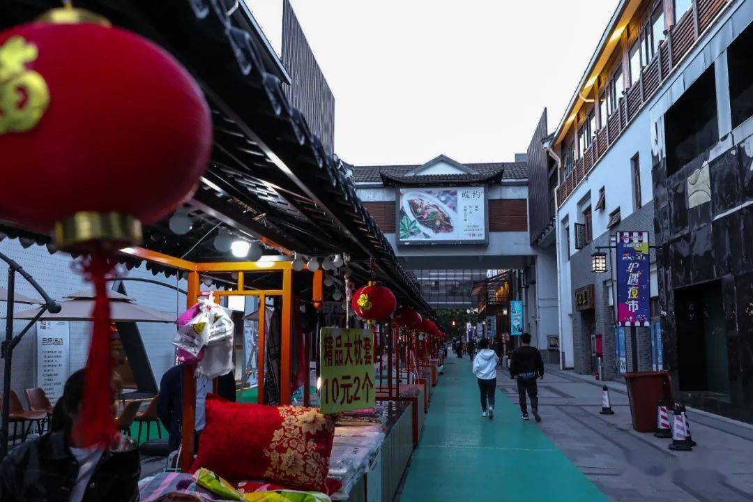 听说松江老城的这个夜市虽然仅450米但首日附近居民就都来啦