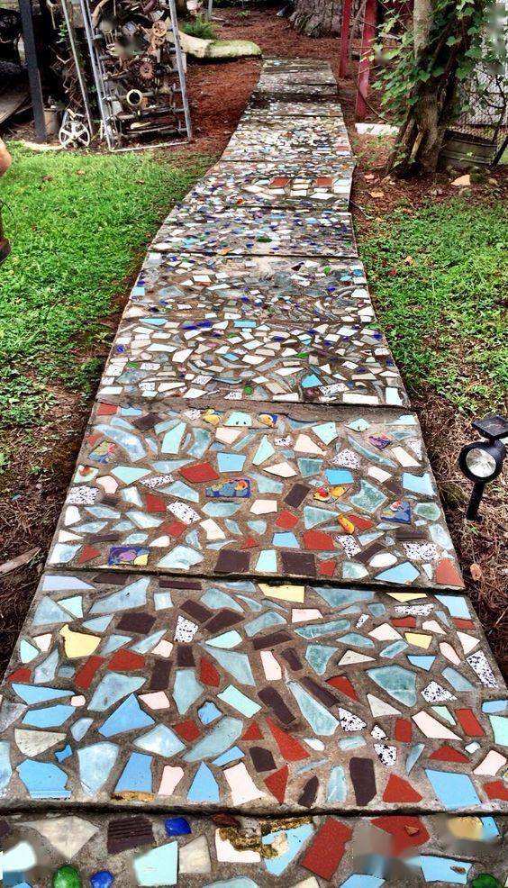 装修剩的瓷砖统一敲碎,等院子里打完水泥铺在上面,出来一条小路_手机