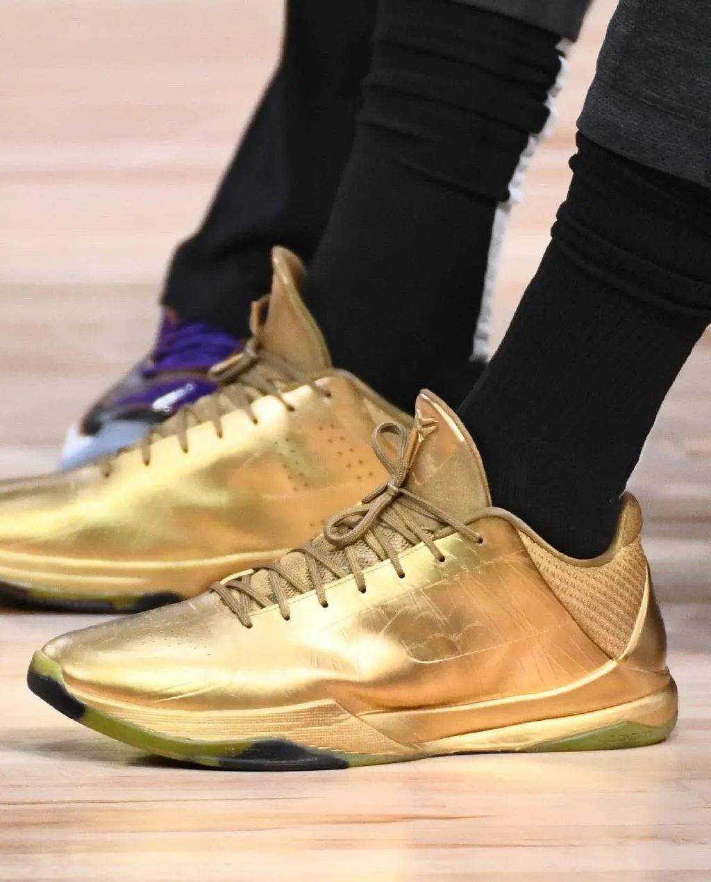 球星上脚图 | 浓眉上脚金色kobe5!库克这双够飒!