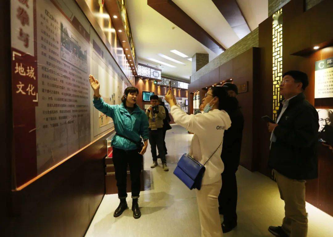 北京太极拳文化传承人之一的邓小霞说"多年前,我在祖祠拜师陈小旺.