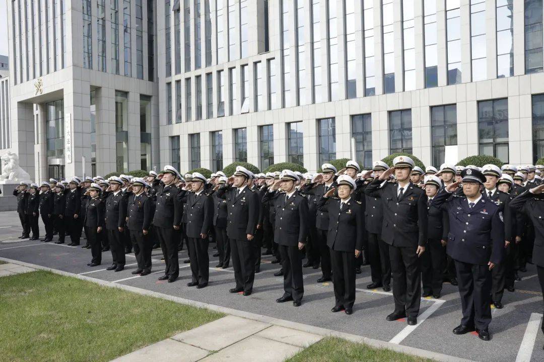 大连海关举行庆"十一"升国旗仪式暨准军事化集训成果展示活动