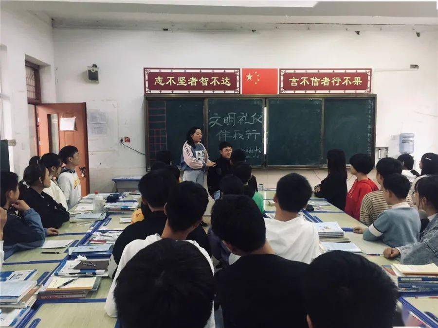 文明礼仪从我做起灵童学校开展文明礼仪伴我行主题班会活动