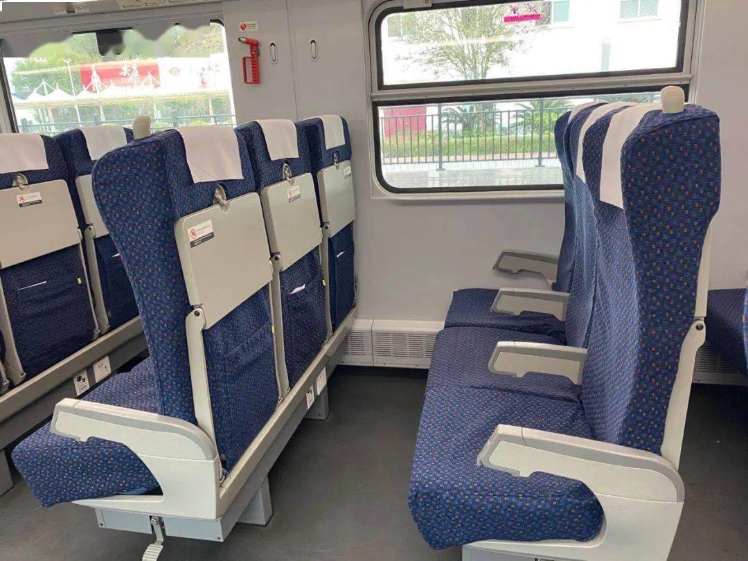 宽敞明亮的车厢亮绿色的车体↓↓↓提前一睹复兴号绿动车尊容期待又