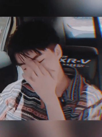 王俊凯捂脸笑合集来袭 甜到冒泡的害羞宝宝