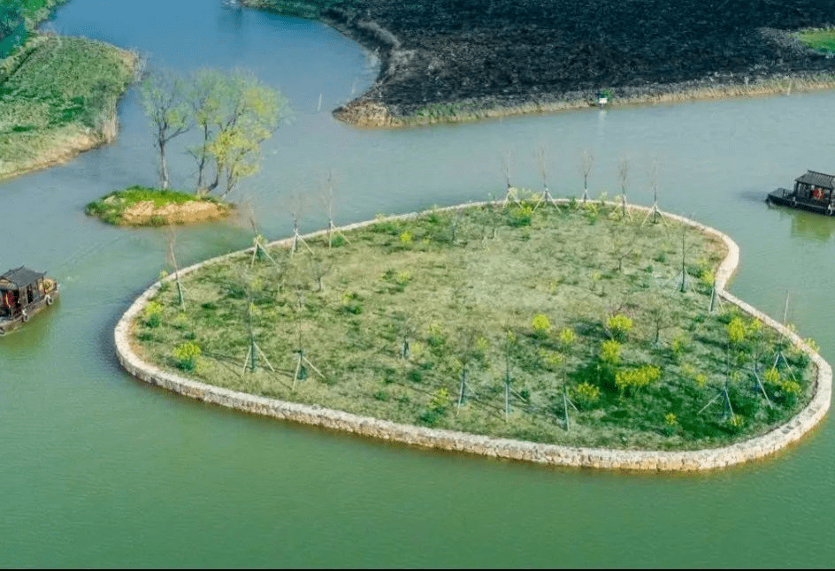 或漫步在饮马溪田园,泛舟湖上,将美丽的田园风光尽收眼底,湖中两座