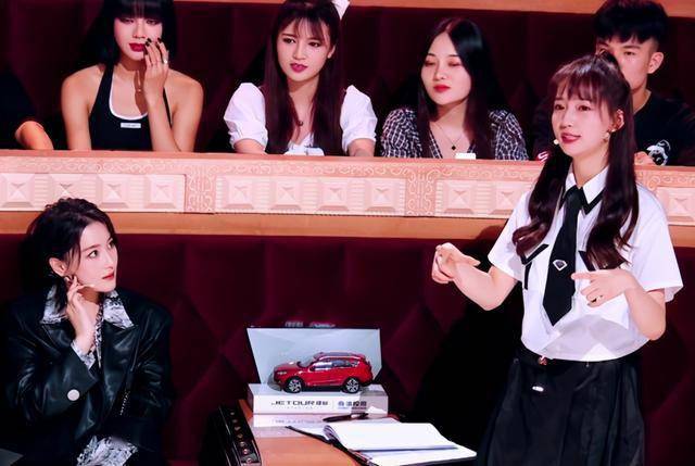 她是《火星情报局》最美女观众,坐在秦牛正威身后,气场强大