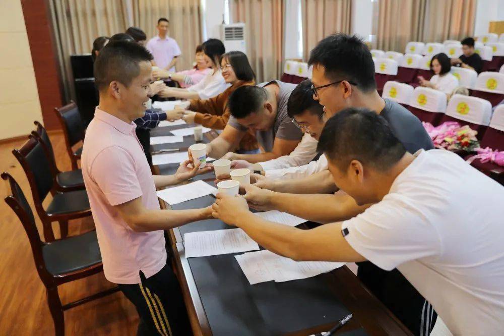 青蓝同心携手共进水头二小举行师徒结对仪式