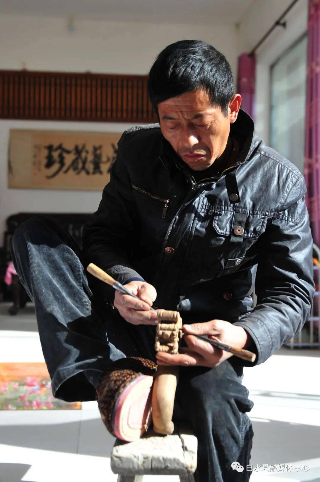 龙头拐杖雕刻中