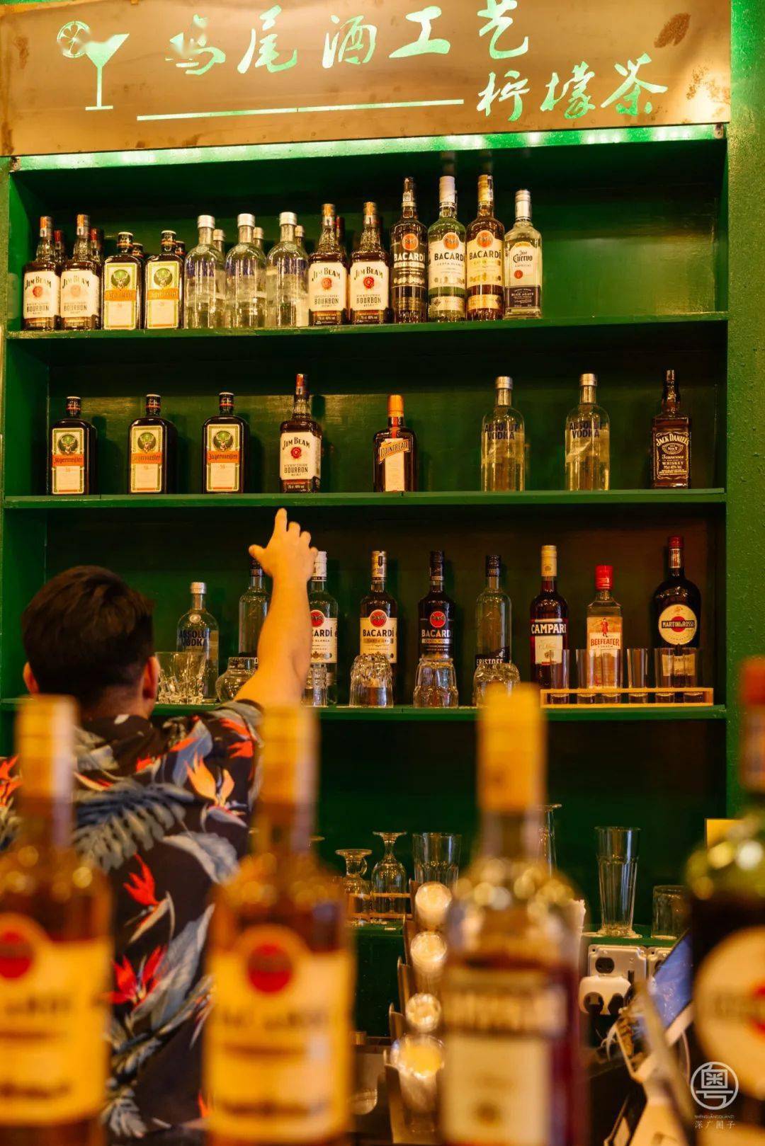 常来的熟客会在小哥店里存酒,毕竟这么有特色的"小