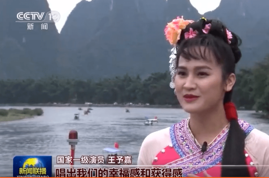 "记者了解到,贵广高铁开通前,桂林市区出发前往阳朔,或坐船,或乘车