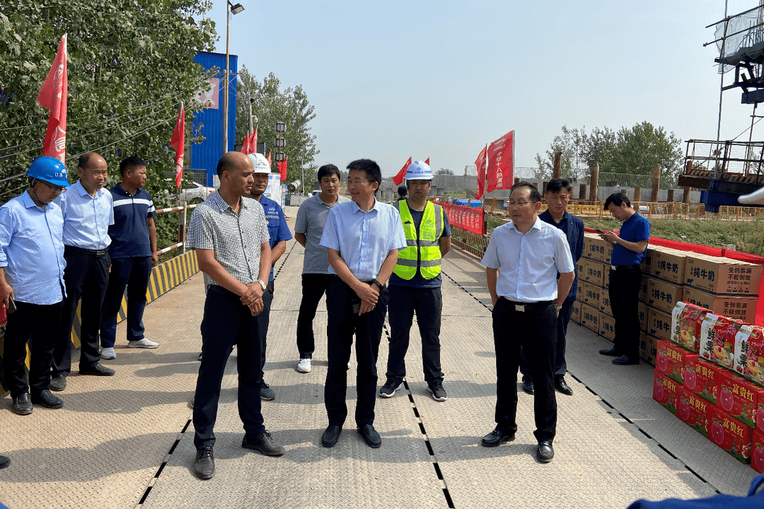 到徐洪河大桥项目开展"双节"慰问邳州市副市长冯飚3在施工生产推进会
