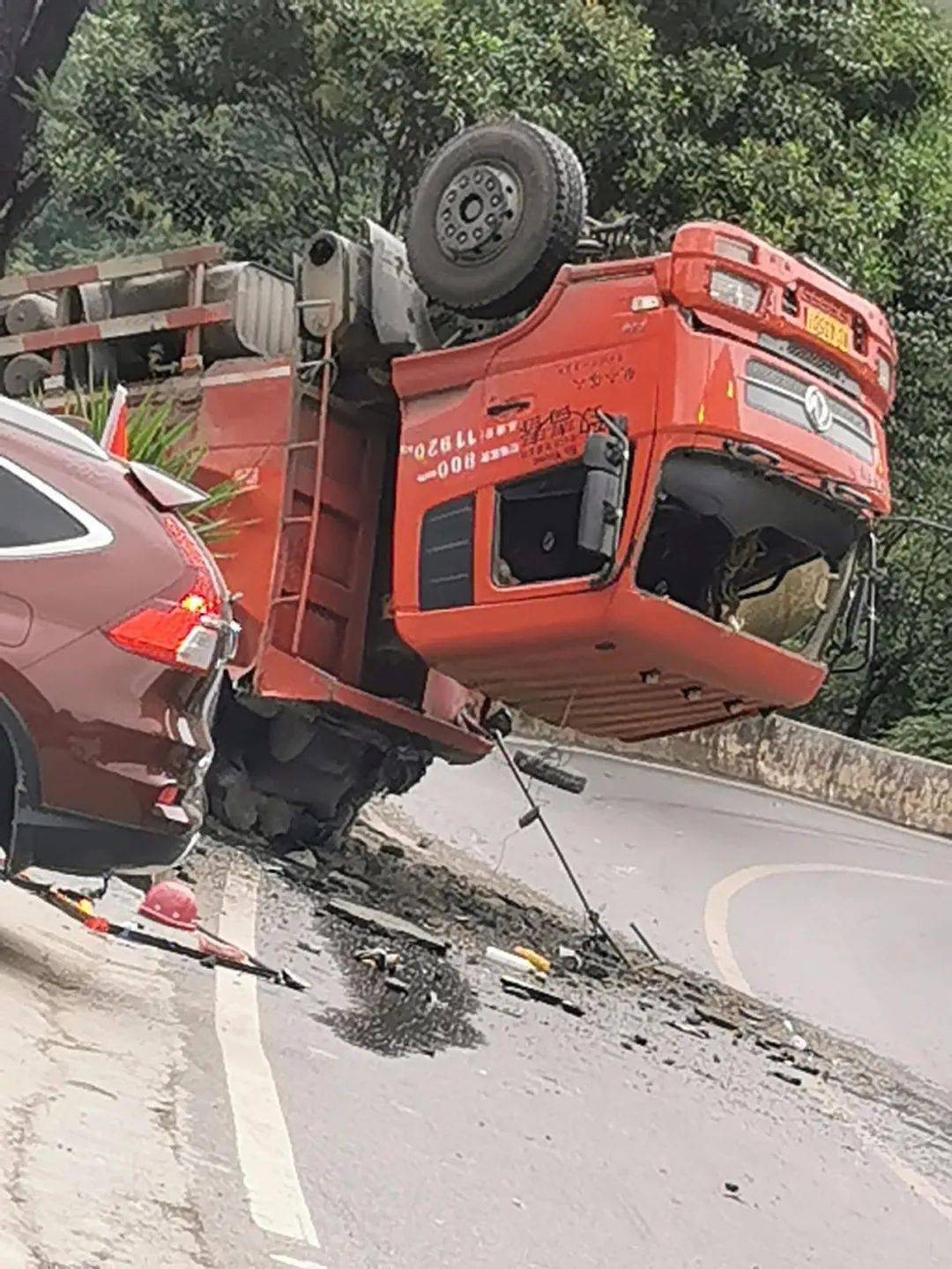 在仁怀坛厂老路鱼鳅河路段发生一起交通事故