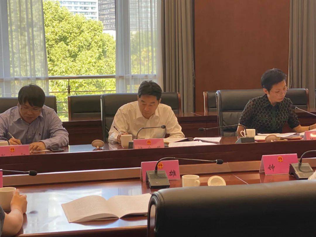 市人大常委会副主任林金荣一行来黄开展物业管理立法调研