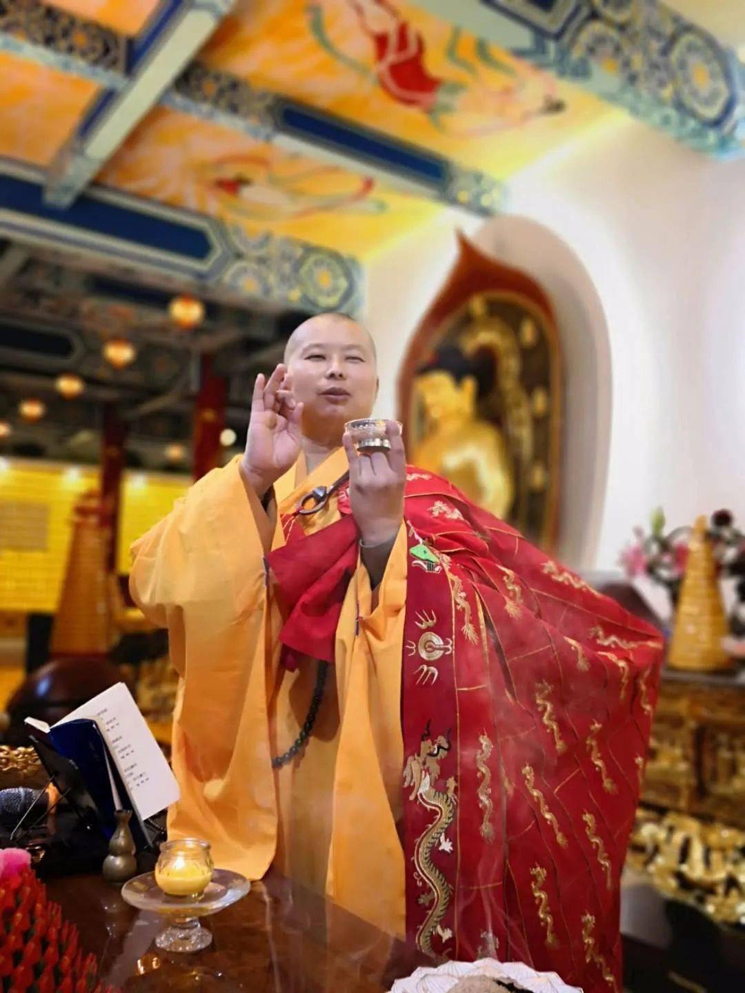 坛外灯火辉煌,光耀三界;坛内法座上,果智法师手结契印,口诵真言,意存