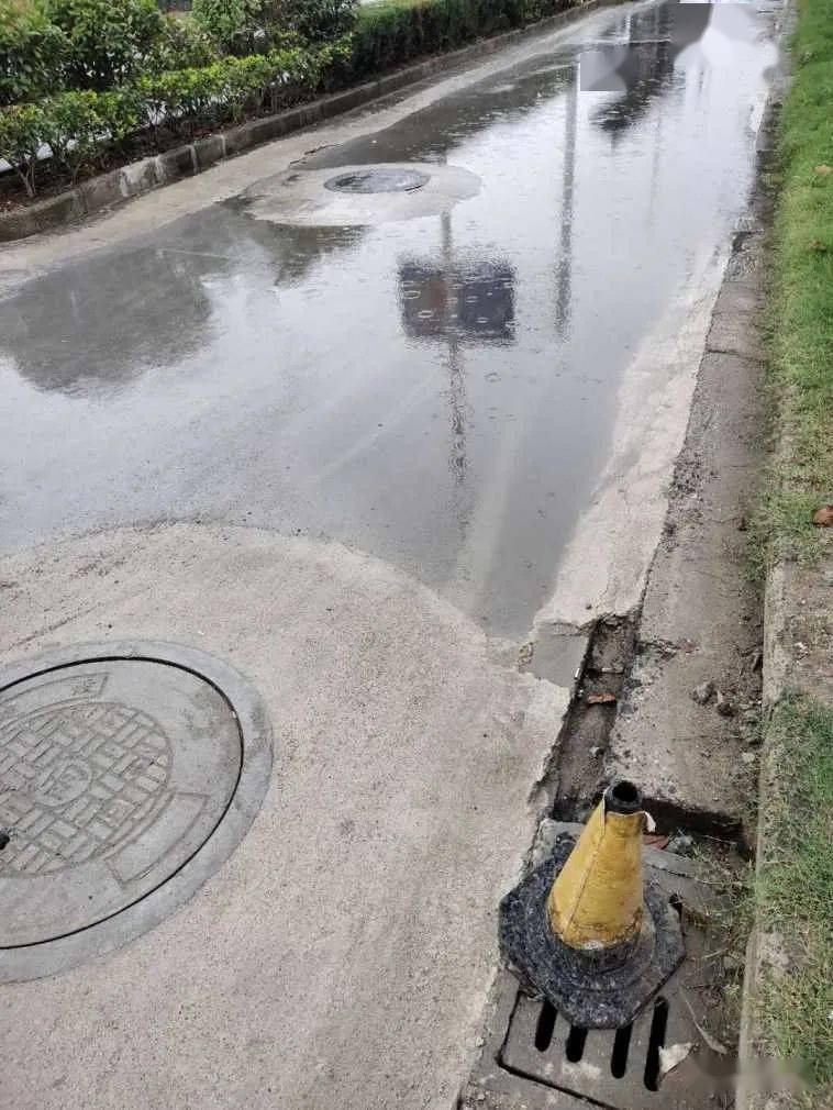 时保证道路平坦无积水,现已要求施工单位及时处理路面积水保障通行,给