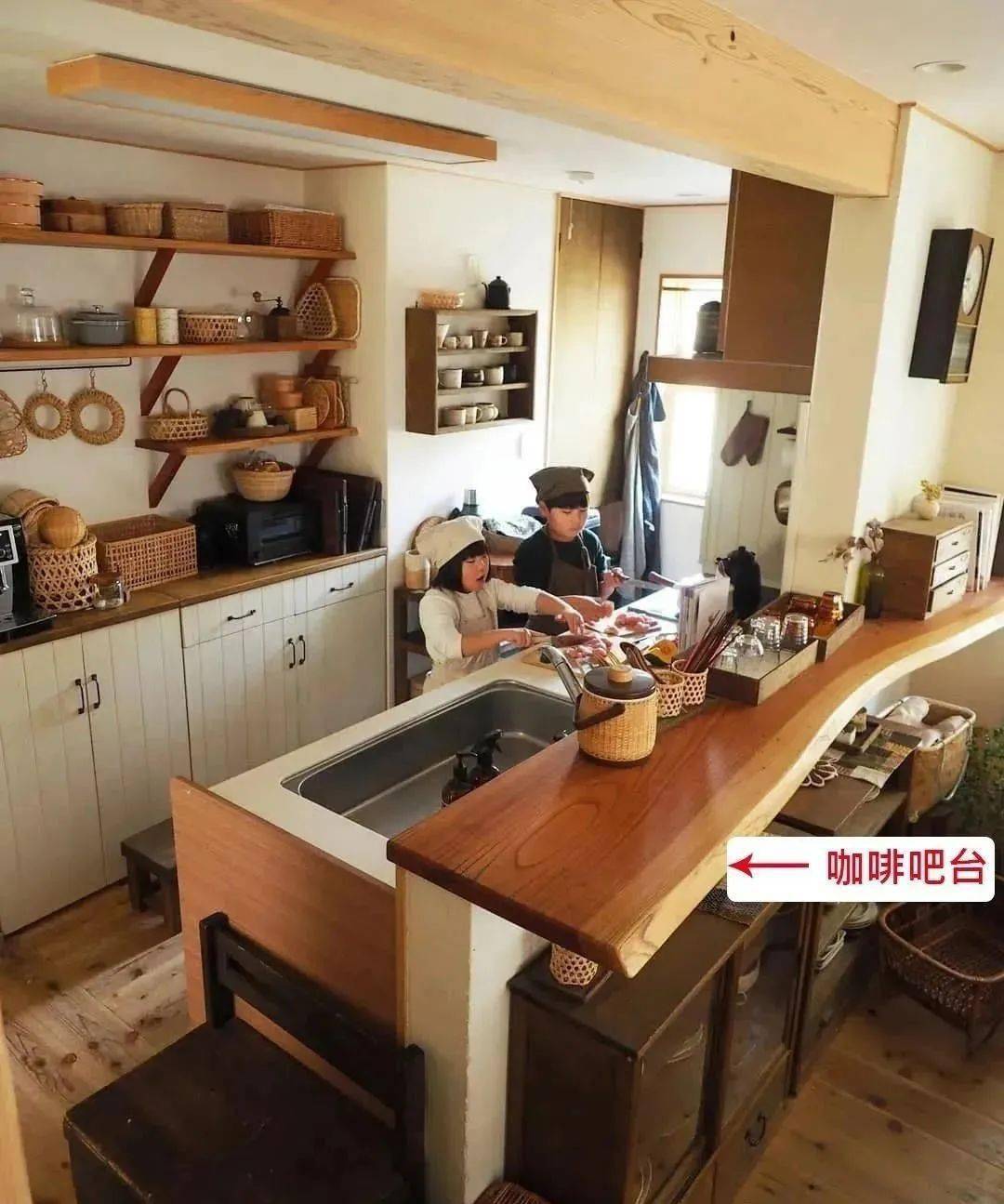 也可以顺势在中岛外侧另设桌面,就成了小型吧台.