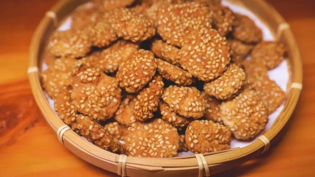 青龙街逛完临走还要再去桂香楼捎上点儿糕点回家吃.