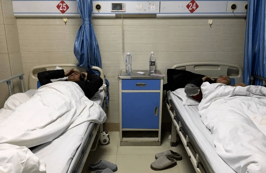 日18时左右,记者在医院见到了从泸州市纳溪区赶到毕节的一名黑衣女子