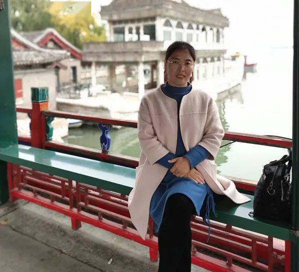 万荣教育名师董红霞衣带渐宽终不悔满腔热血育桃李