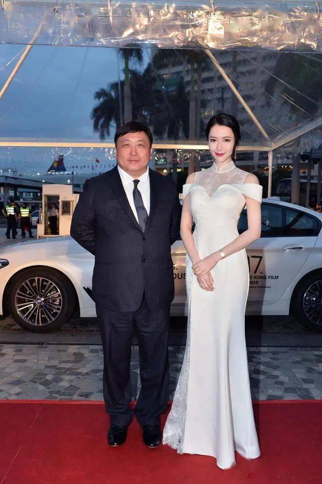 她是"第一晶女郎",旗袍也能穿得优雅又性感,王晶眼光真毒!_胡然