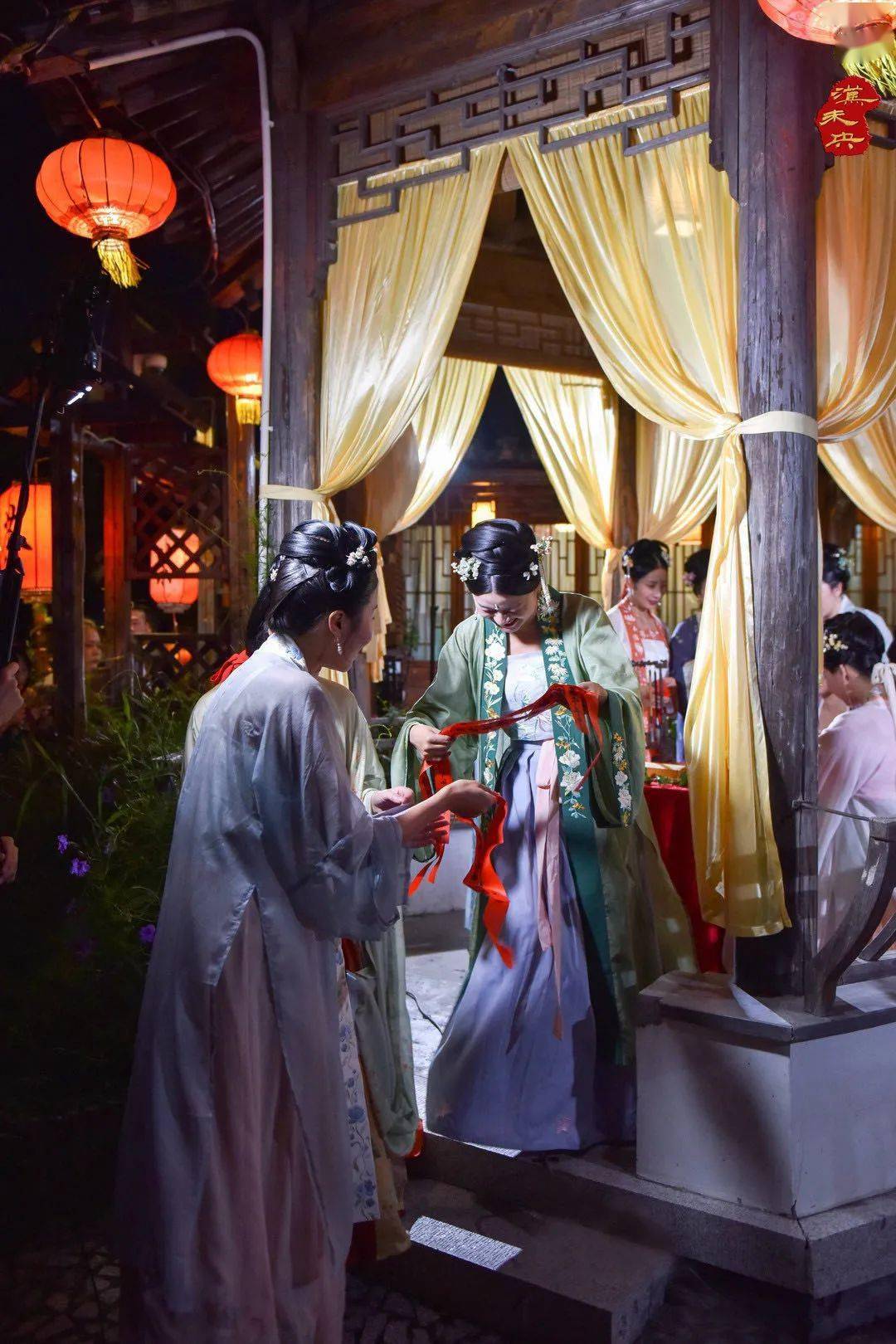 队伍走起来满街巡游 走月祈福疠疫退散 化吉呈祥山河无恙 国泰民安祭