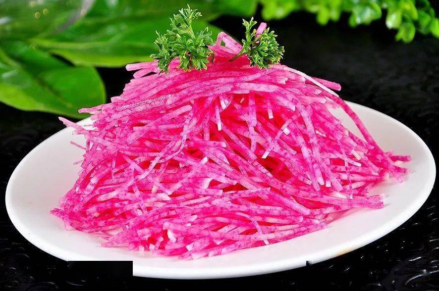 颜值在线的心里美萝卜是一道家常凉菜,开胃解腻红萝卜丝搅拌均匀酸甜