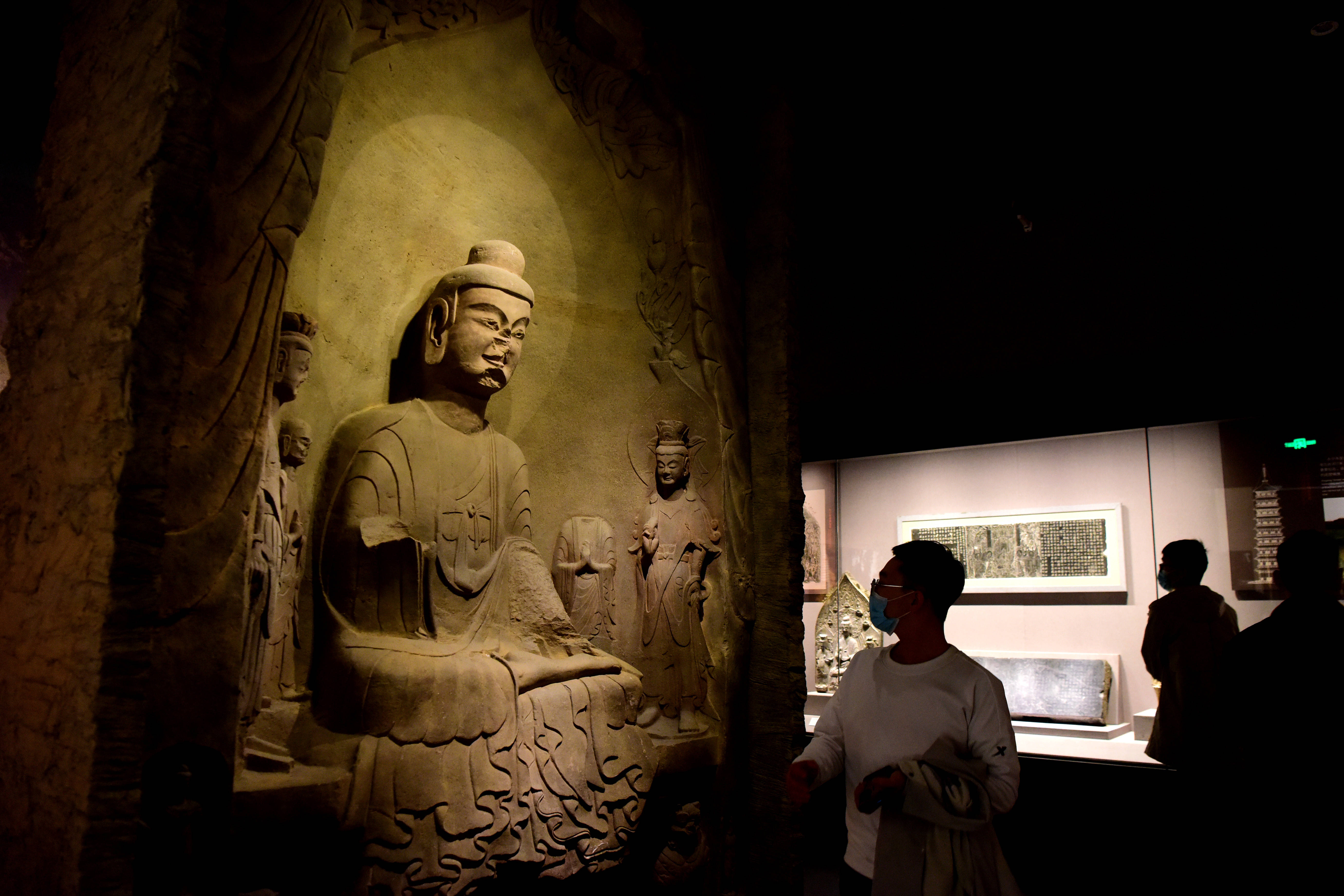 10月13日,游客在河南博物院展厅内参观