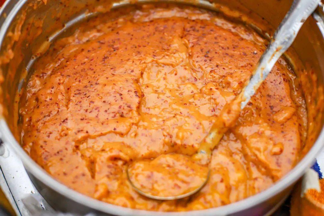 简单的葱花辣椒炸香,兑水烧开后放点盐加入点面糊翻滚几次后,一碗辣糊