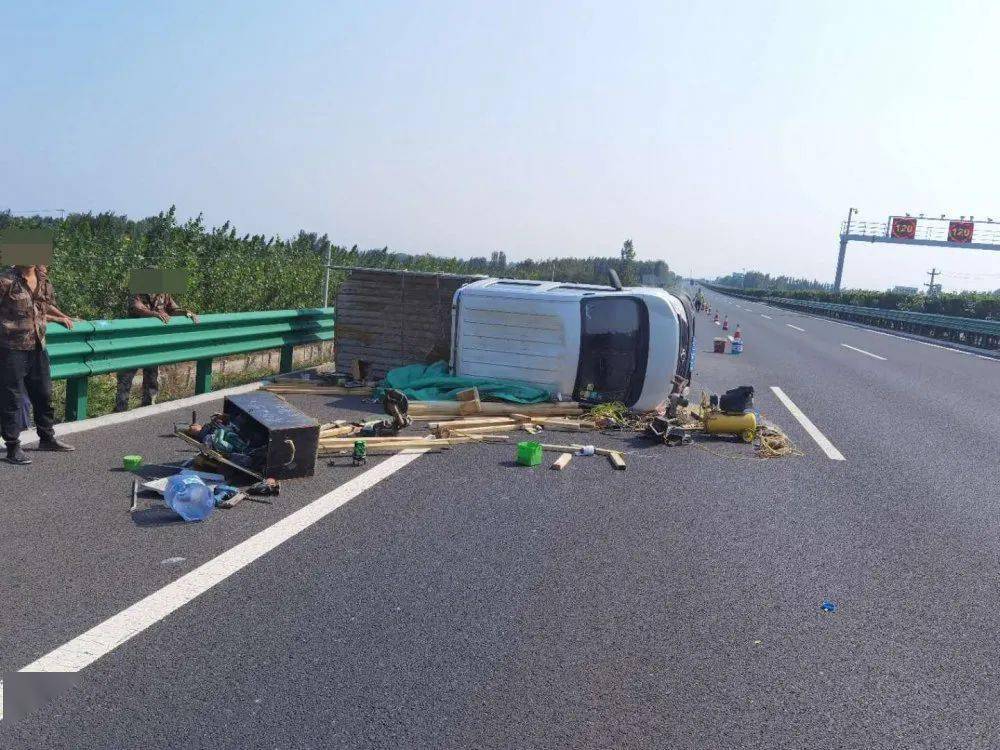 其駕駛的小貨車在京滬高速公路發生側翻