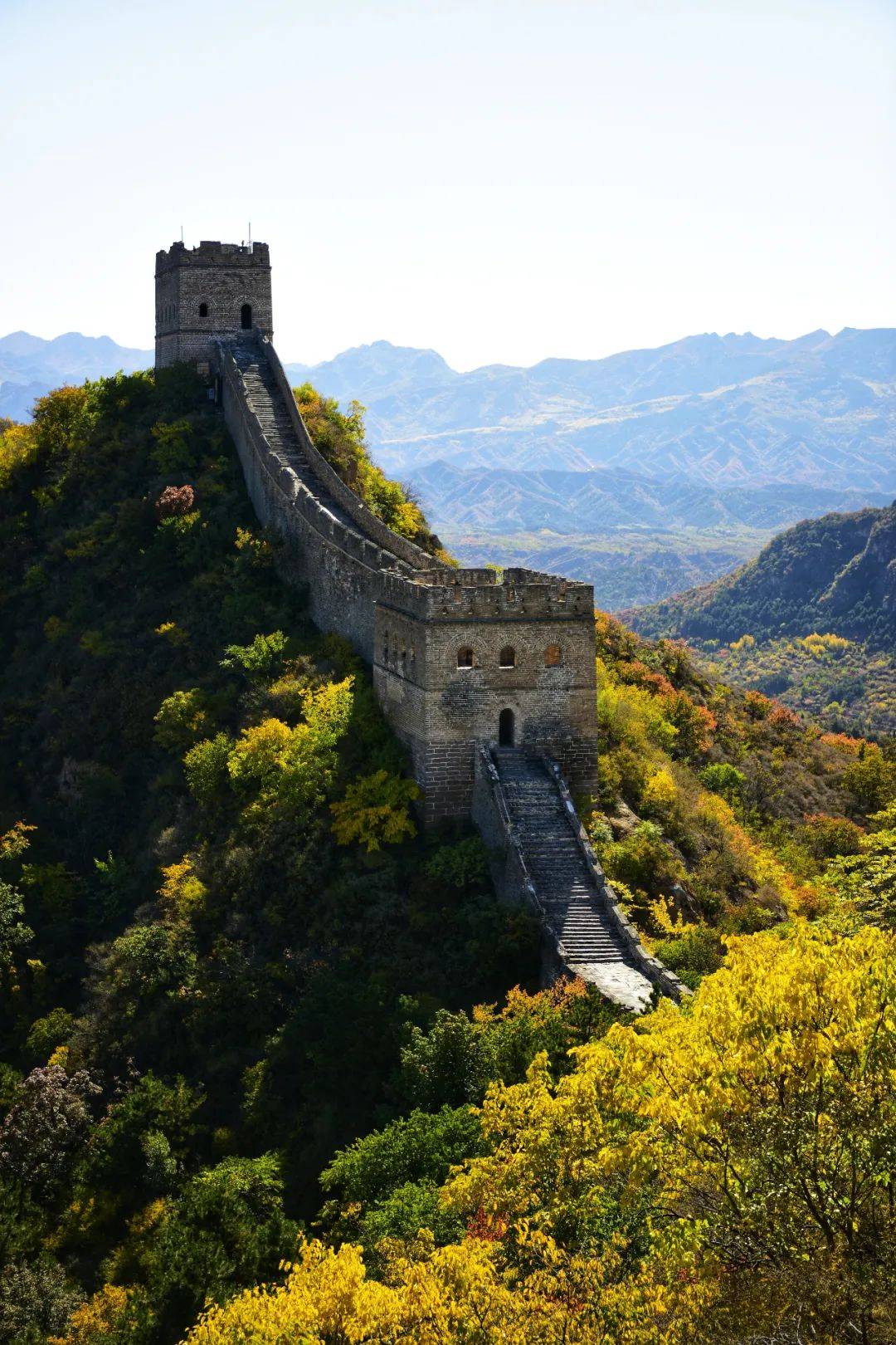 看到此时的金山岭长城就知晓江山如画一词确有其事日落与白云缠绵一处