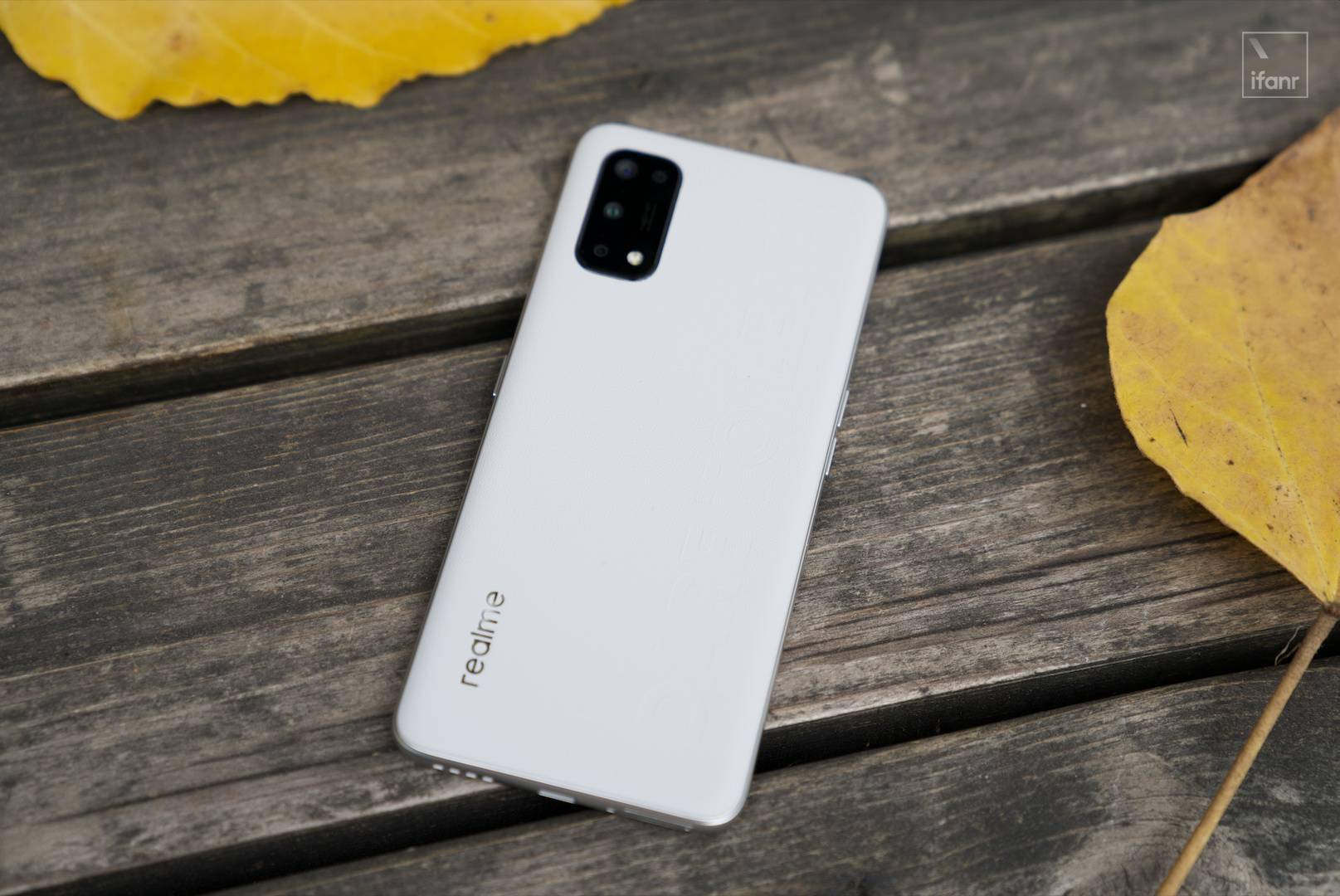 realme真我q2pro图赏谁说千元机不能拥有65w快充和素皮