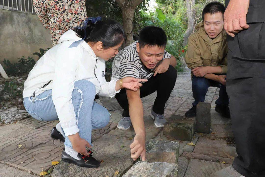 今年8月,陈劲松将图片传给相关专家,并前往蒋铭荣家中将砖块铭文拓印