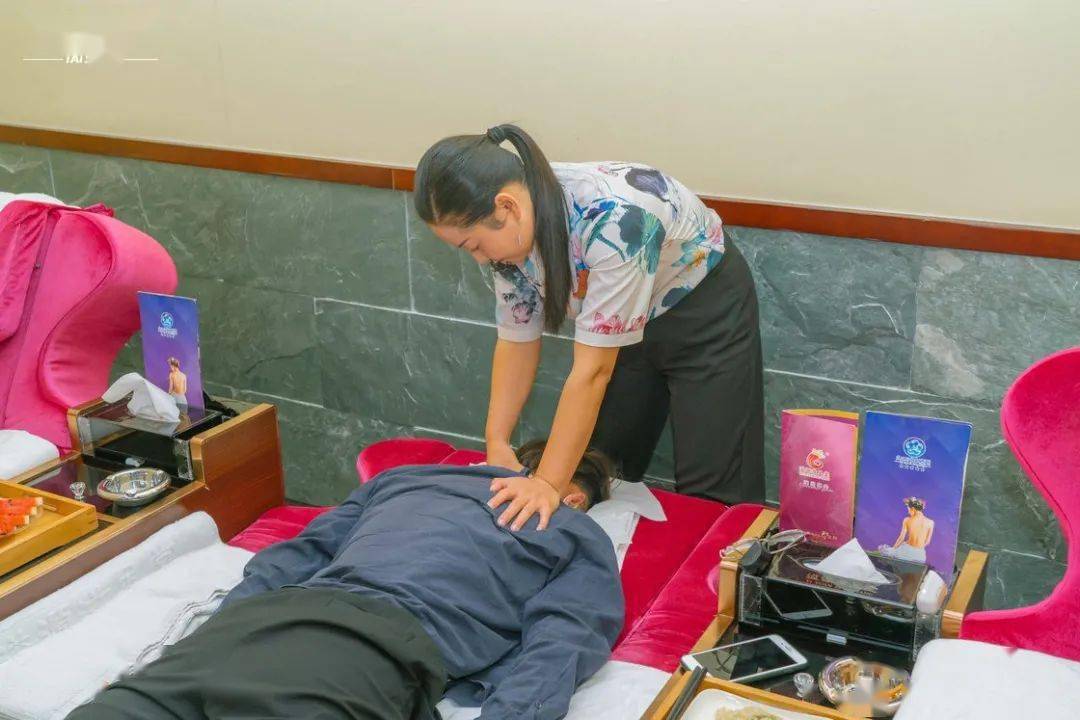 按摩的时候技师通过踩背,拉伸手指,脚趾等方式帮助客人放松身体,并让