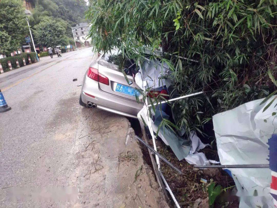 大新连续发生多起雨天事故,车主们行车请注意安全